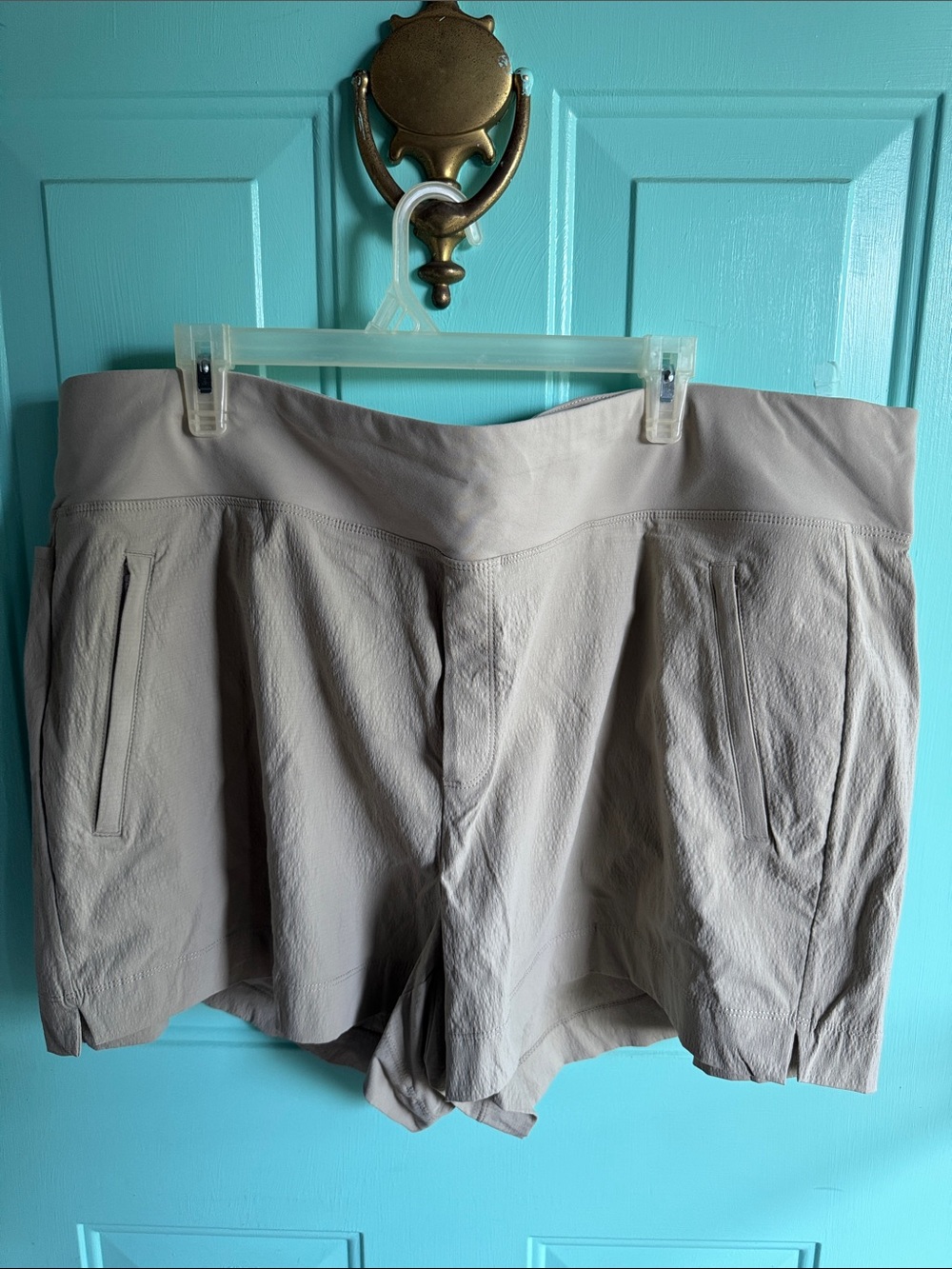 NWOT Athleta Trekkie North Woman Short Light Beige Size 24